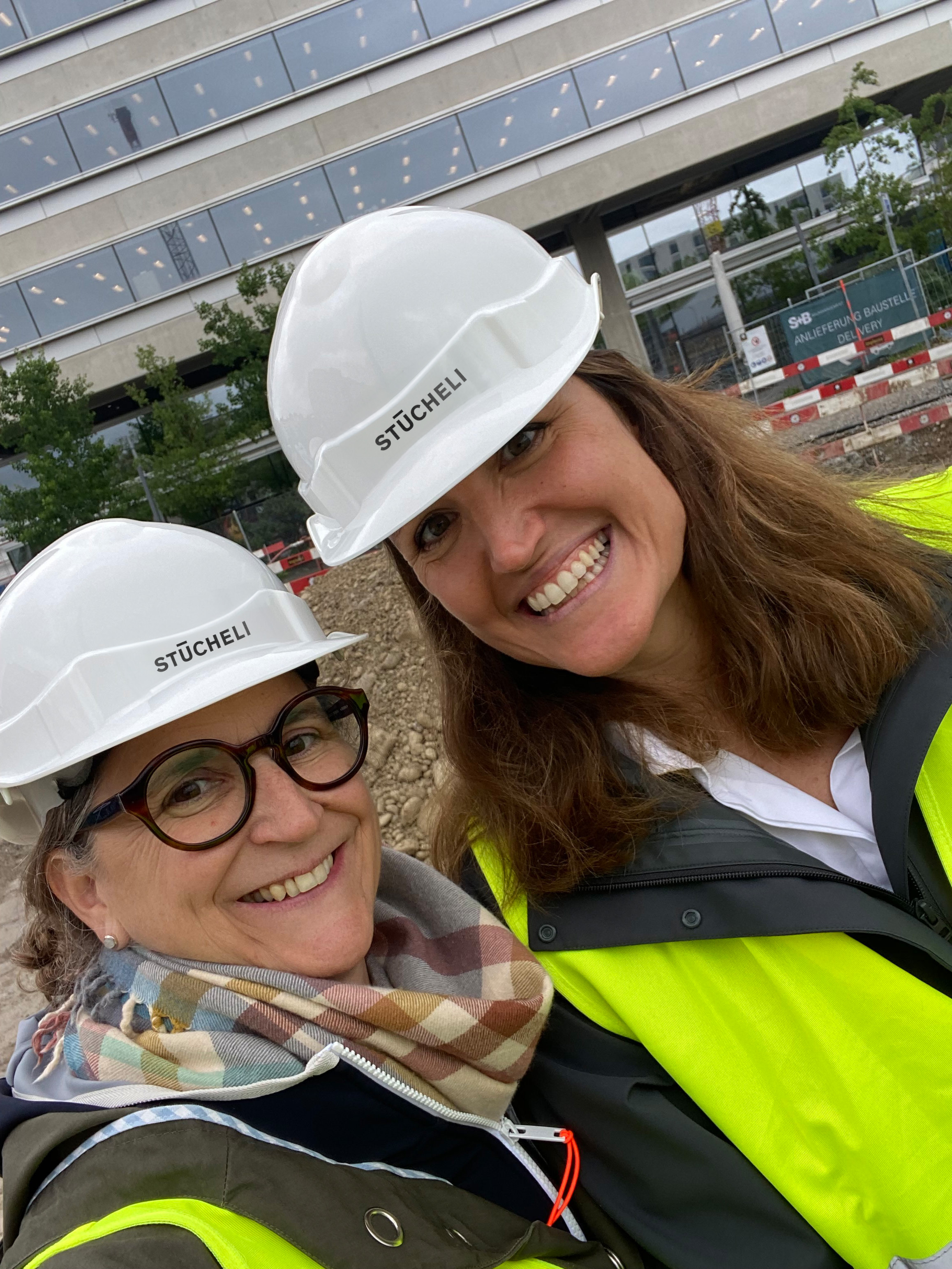 Wohnhochhaus Leutschenbach Zurich Spatenstich 07052024 5 Selfie Eva Bea Stücheli Helm