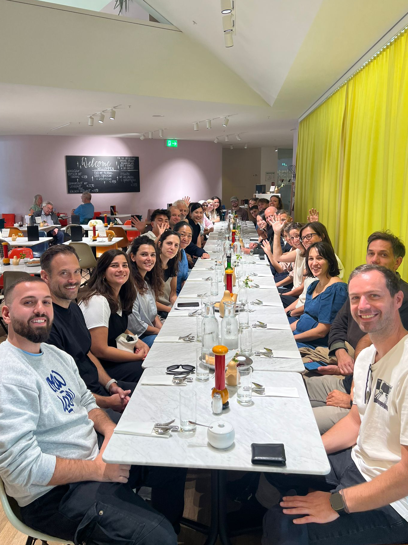 Gemeinsames Mittagessen im VitraHaus Café
